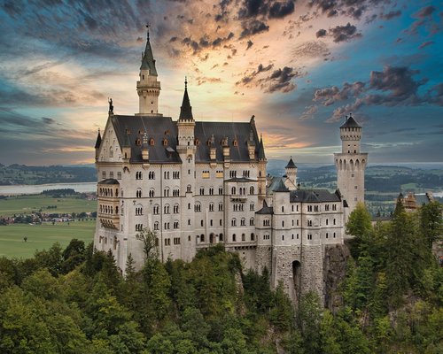 Community building a digital castle in the fictional BONUS Castle Builder game